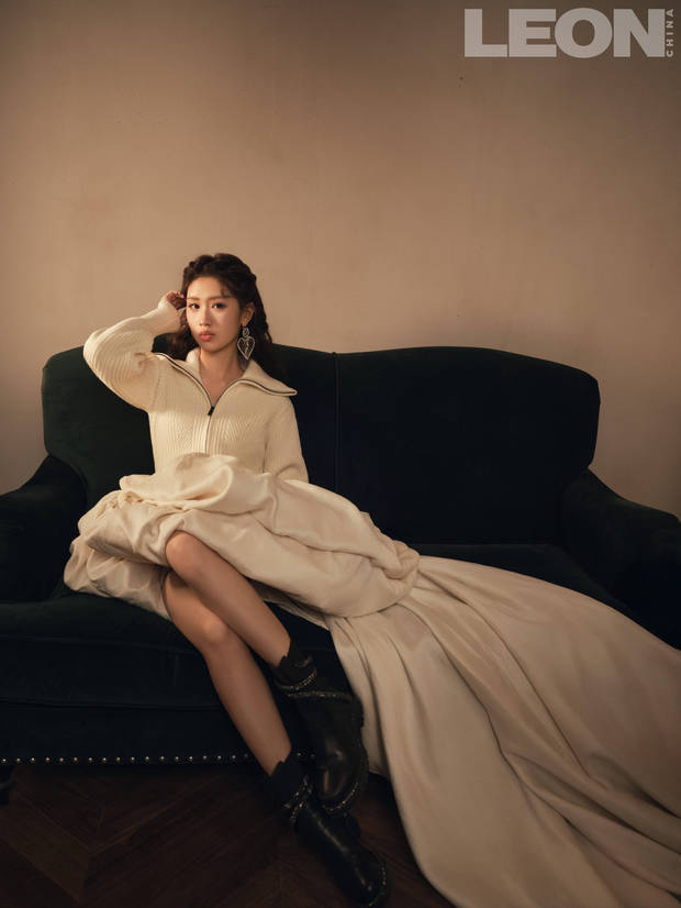 徐朵穿白色长裙，优雅美丽。