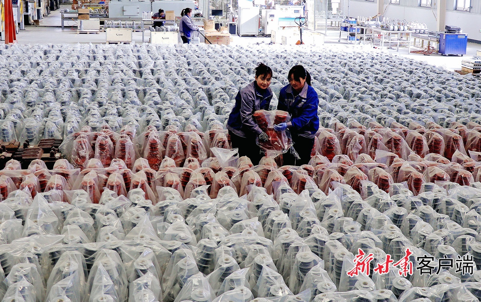 2月24日,位于静宁县工业园区的甘肃恒源利通电气有限责任公司里,工人在生产电力互感器,冲刺一季度“开门红”。新甘肃·甘肃日报通讯员 王毅