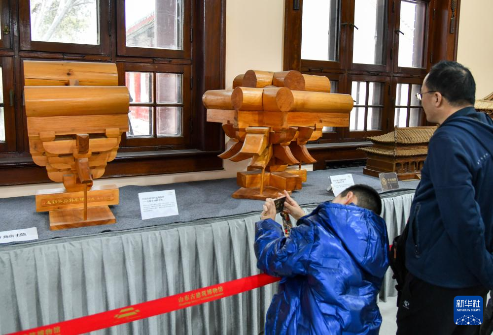 2月24日，人们在山东古建筑博物馆参观中国古代建筑模型展。