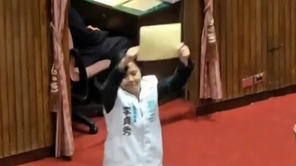“立委”资格遭质疑，陆配李贞秀抗议民进党搞霸凌