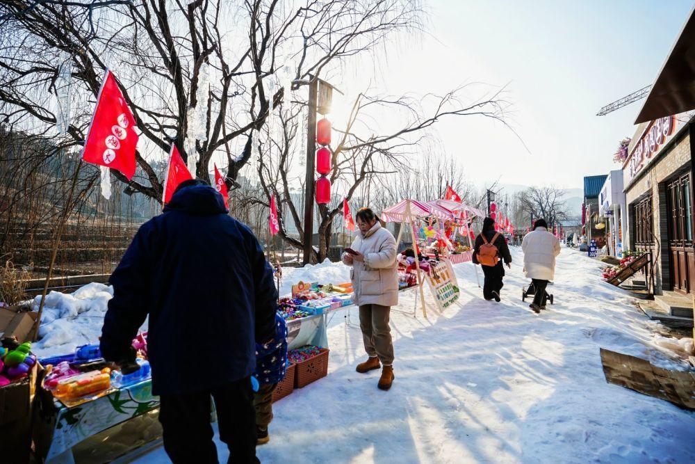 游客正在王老村的非遗市集挑选商品