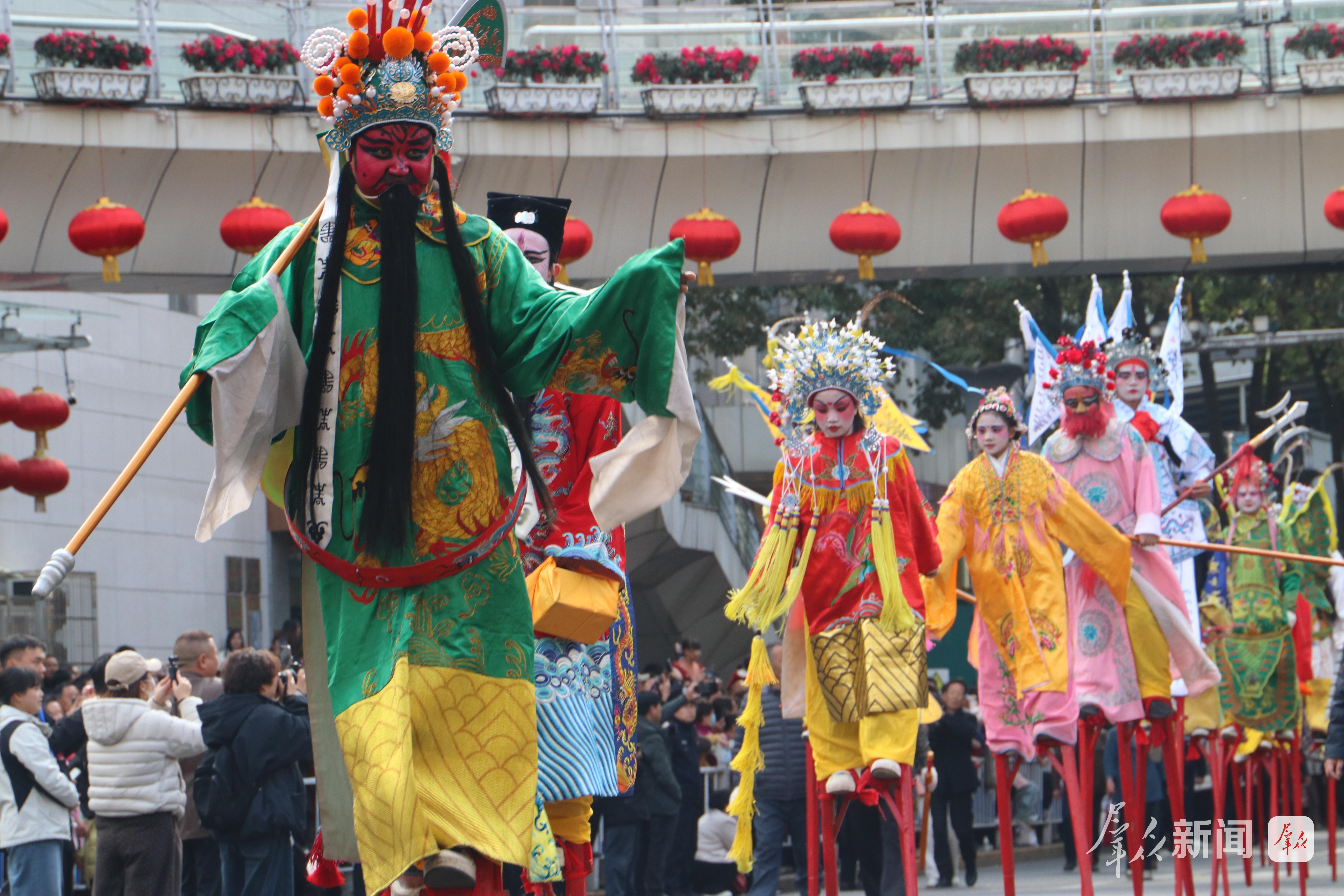 2月27日,演员在社火巡游中进行高跷表演。
