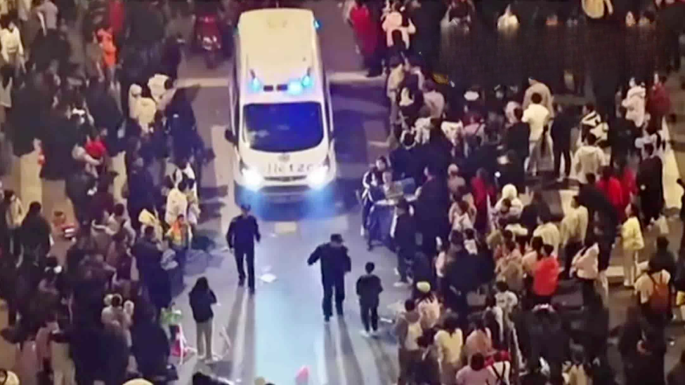 浏阳烟花秀，数万游客为救护车让出生命通