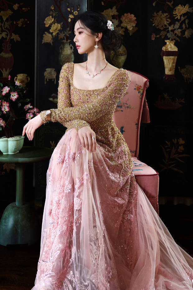 搜狐娱乐讯 2月26日，刘诗诗公开一组最新活动照，照片里的她穿鎏金长裙身材窈窕，头戴非遗绒花优雅动人。