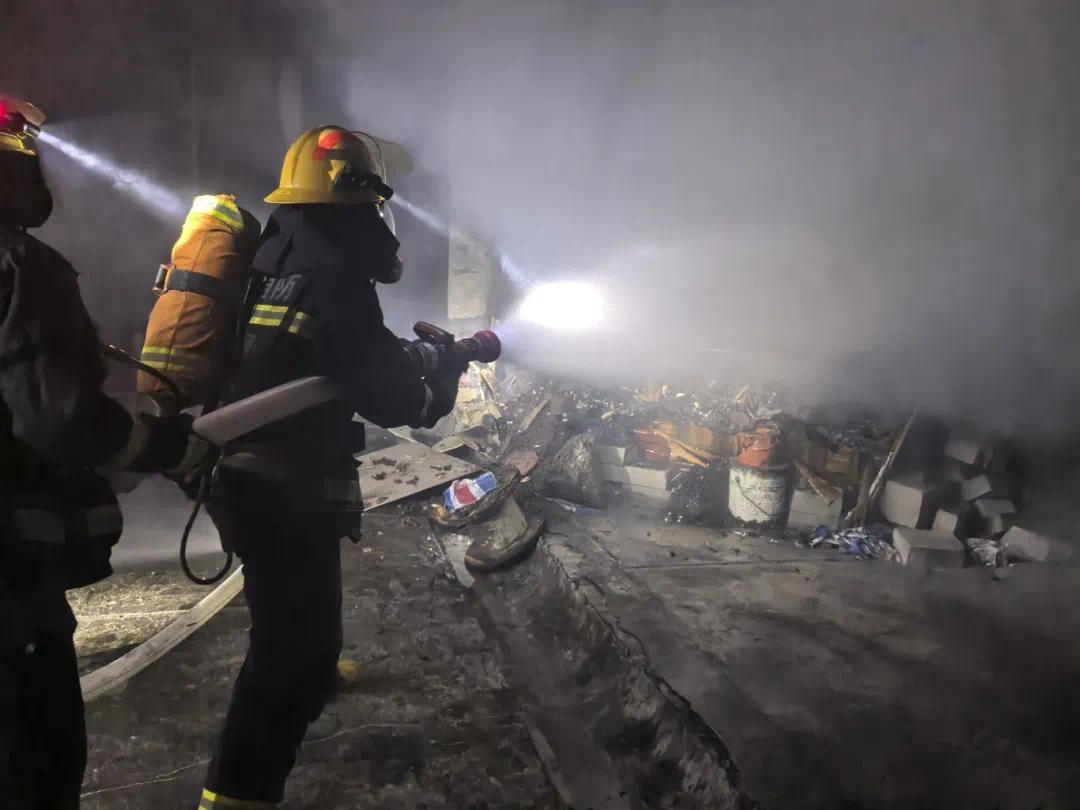 节后复工勿忘安全！珠海香洲一大厦楼顶因烟头引发火灾