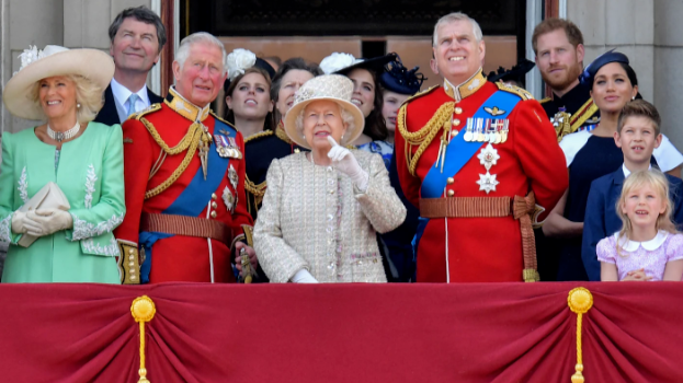 护犊的妈、强硬的哥、零容忍的侄…安德鲁王子丑闻撕裂英王室