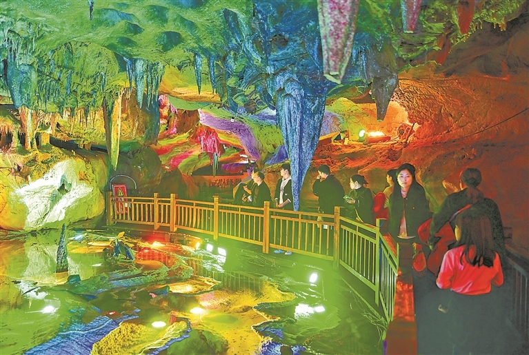 2月22日,在万年县神农源风景名胜区神农宫,游客置身于溶洞内,感受大自然的鬼斧神工。本报全媒体记者 洪子波摄