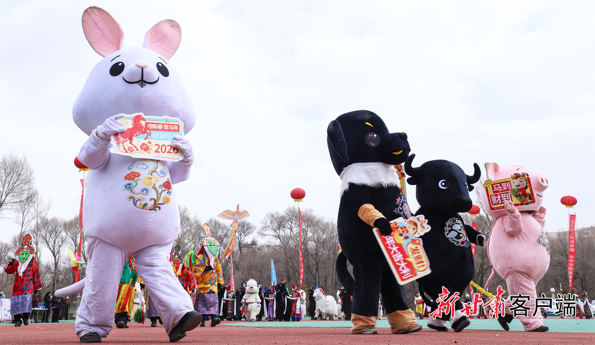 由演员装扮的十二生肖方阵栩栩如生、憨态可掬。