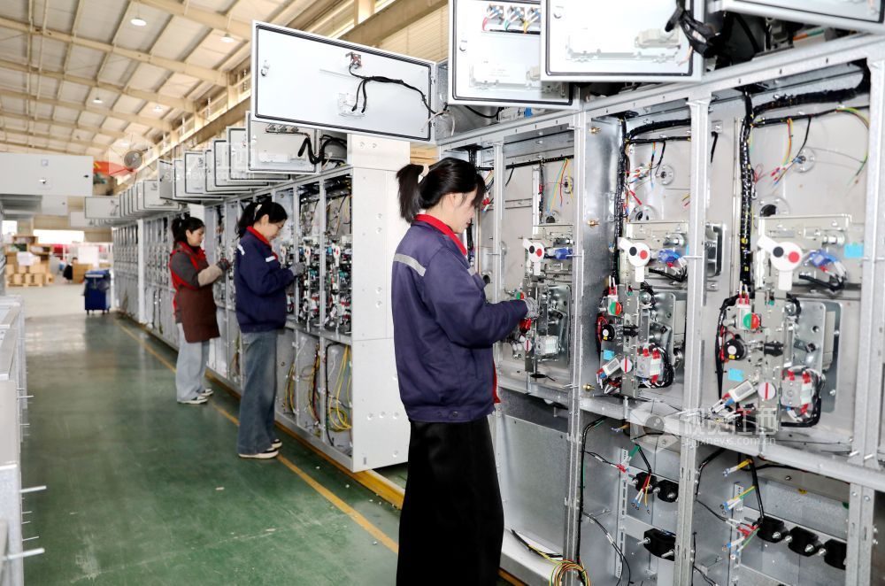 2026年2月25日,江西省吉安市峡江县城南工业园区一电器企业生产车间,工人在赶制变压器订单。