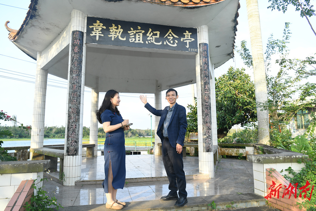 韦执谊纪念亭前，冯青教授（右）接受湖南日报记者采访。