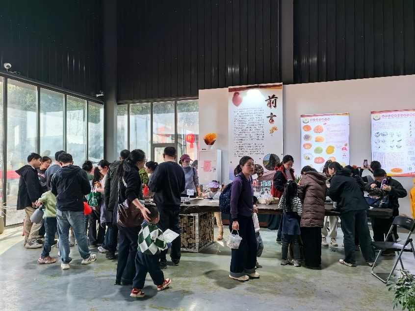 展厅内游人如织