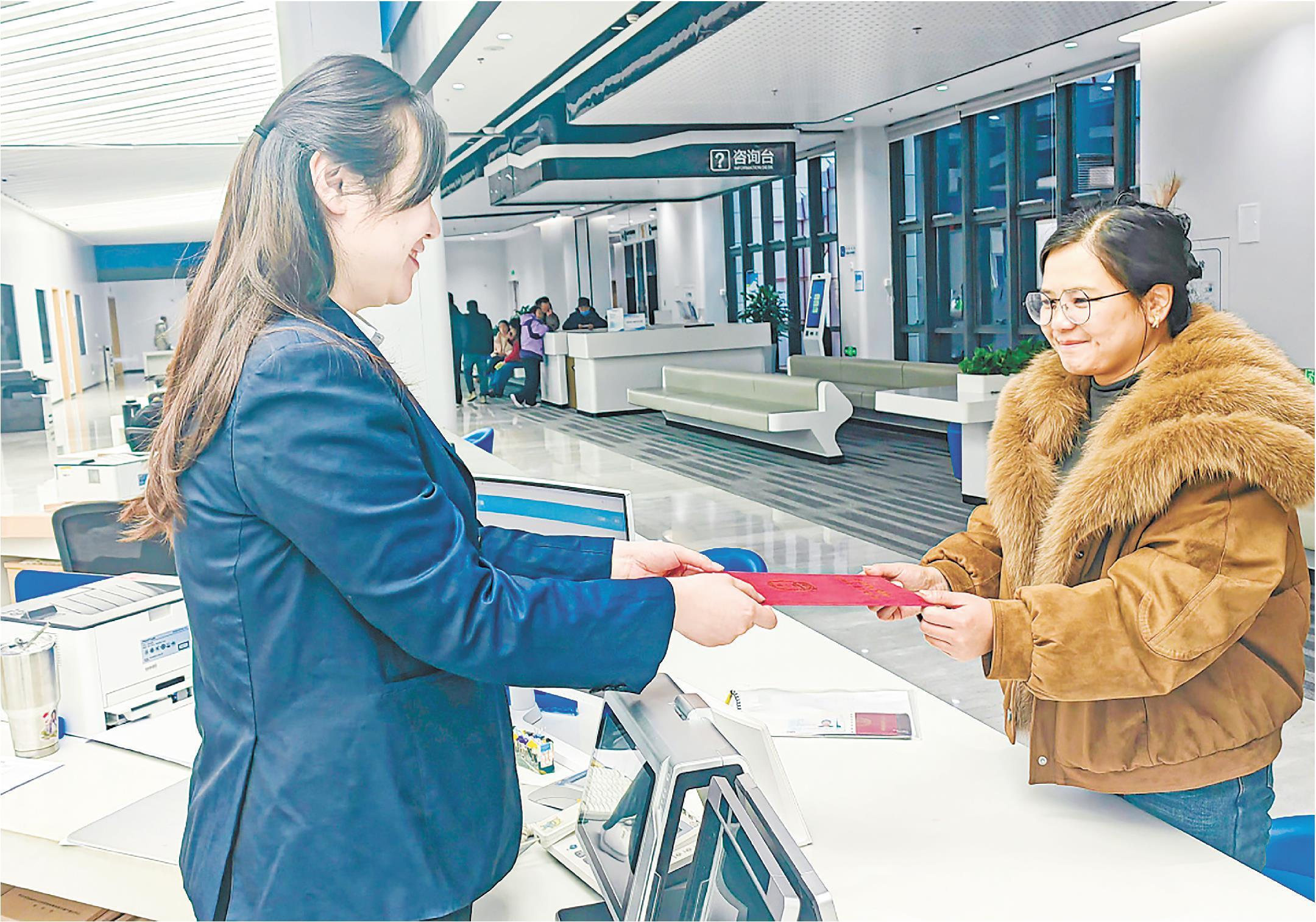 □记者从春龙通讯员马兴才报道 2月24日上午,市民任女士从工作人员手中接过红彤彤的不动产权证书。