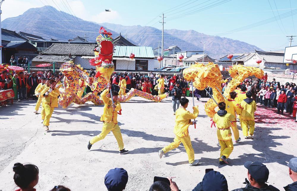 2月17日，岷县十里镇中寨村举行社火展演活动。村内街道、广场内外锣鼓声激昂，精彩的社火表演为乡亲们献上了一场年味十足的文化盛宴。新甘肃&middot;甘肃经济日报通讯员　马万安　摄