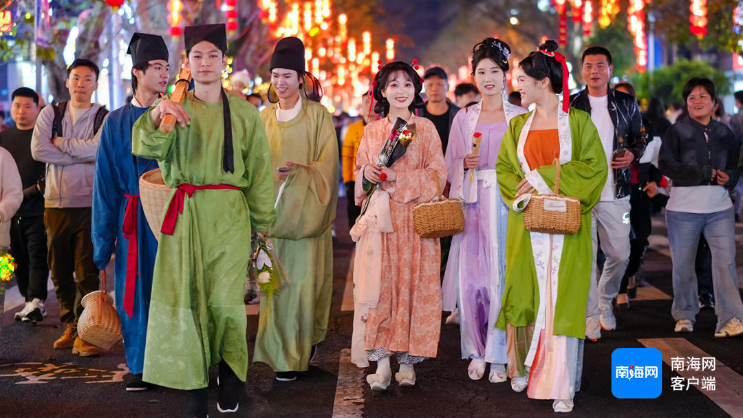 资料图：琼山区府城2025年元宵换花节“换花相赠”现场。记者 黄东光 摄