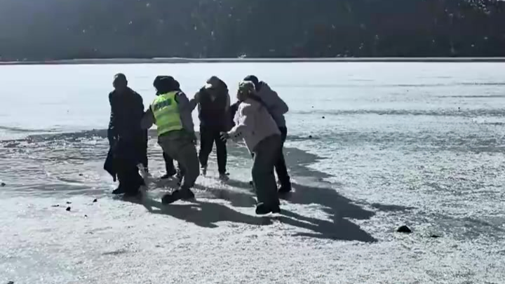 女孩掉进冰湖被众人暖心救起