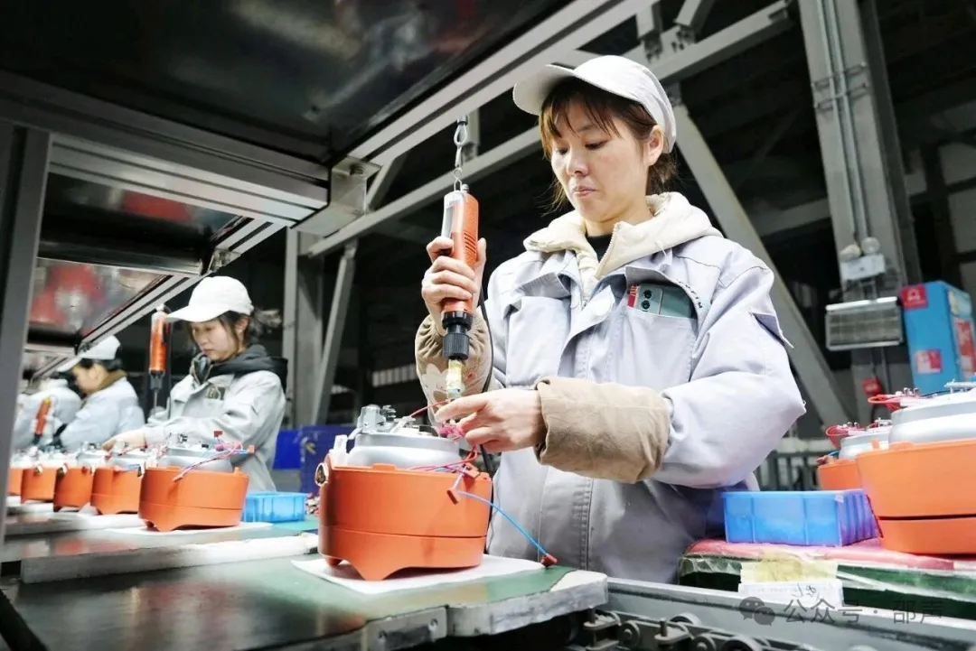 拓浦精工员工加紧生产，赶制新春订单。邵阳日报记者 申兴刚 摄