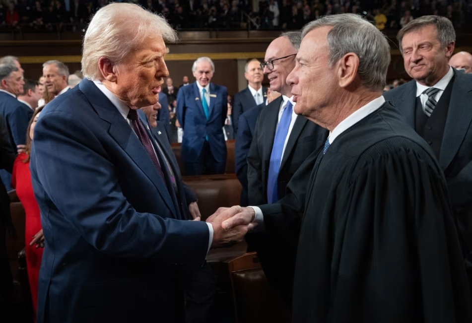 特朗普和罗伯茨。