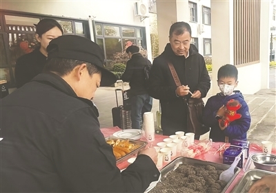 游客在酒店品尝特色糍粑。