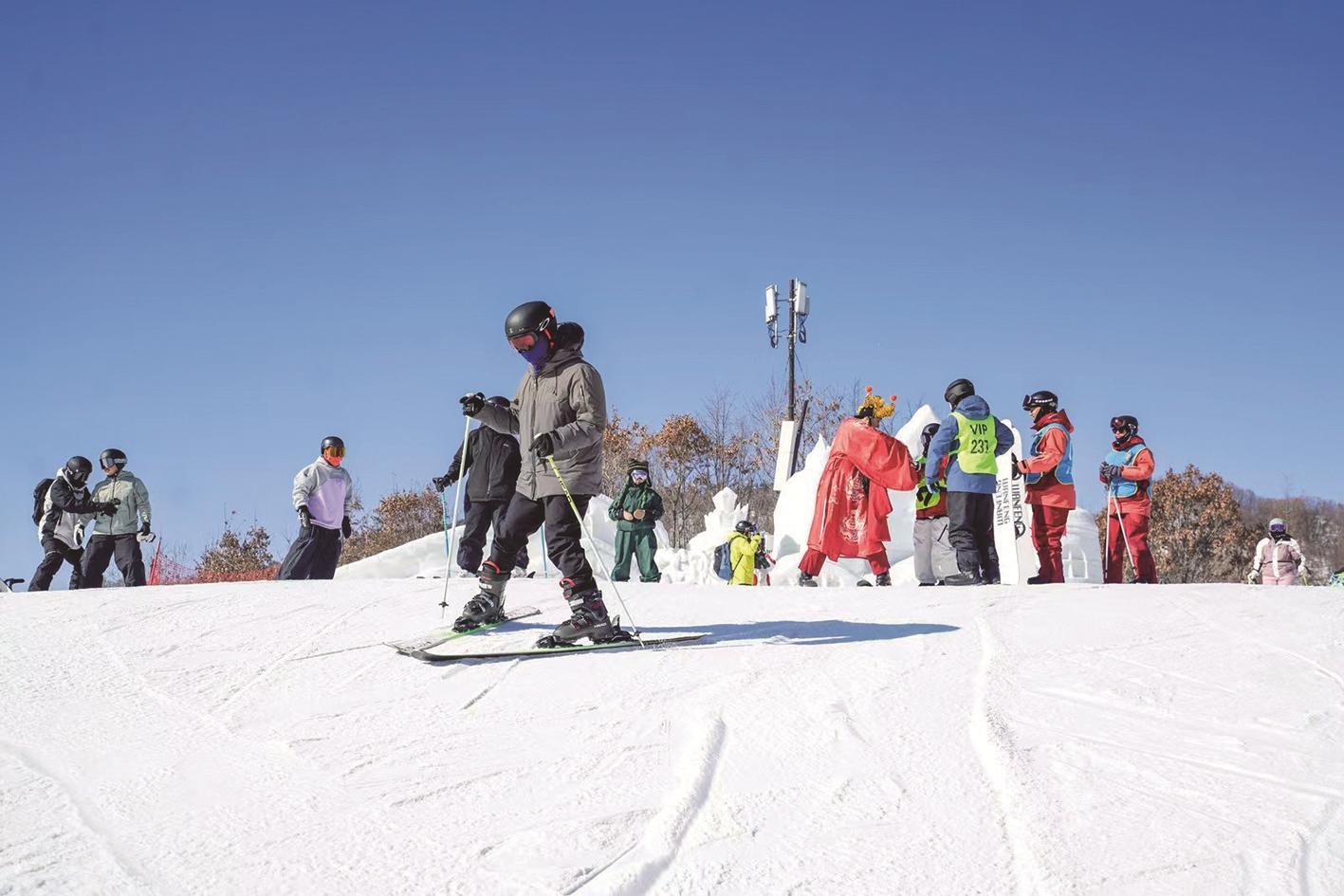 滑雪爱好者齐聚万峰通化滑雪度假区,“趣”享冰雪年味。 陈慧 摄
