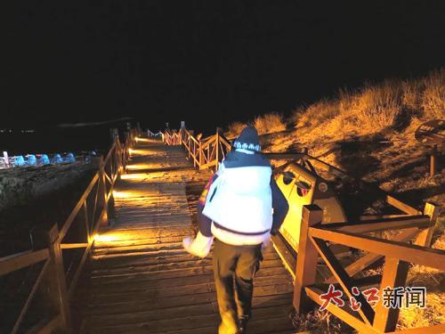 民警背着女孩前行