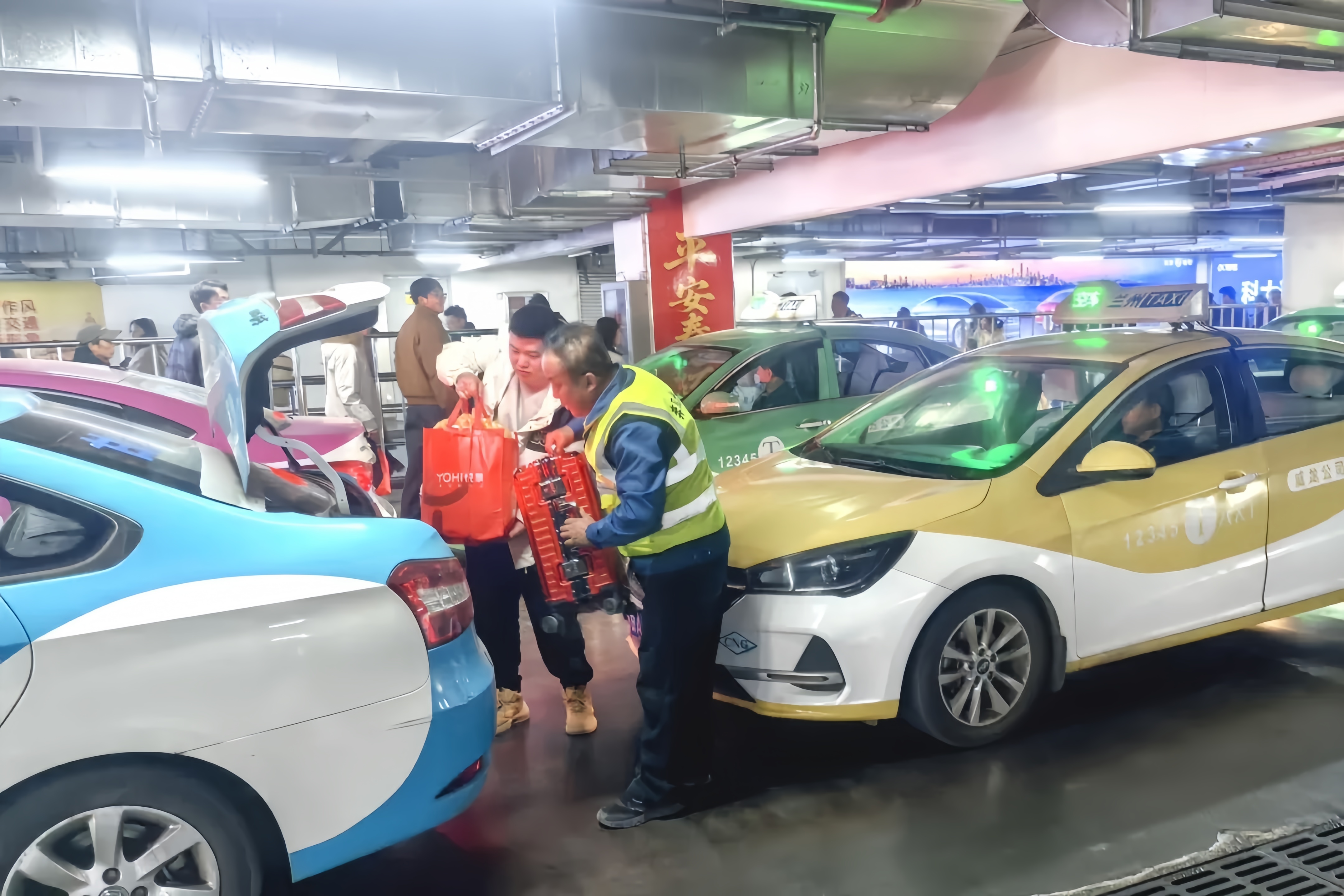 李师傅在西客站帮旅客搬运行李
