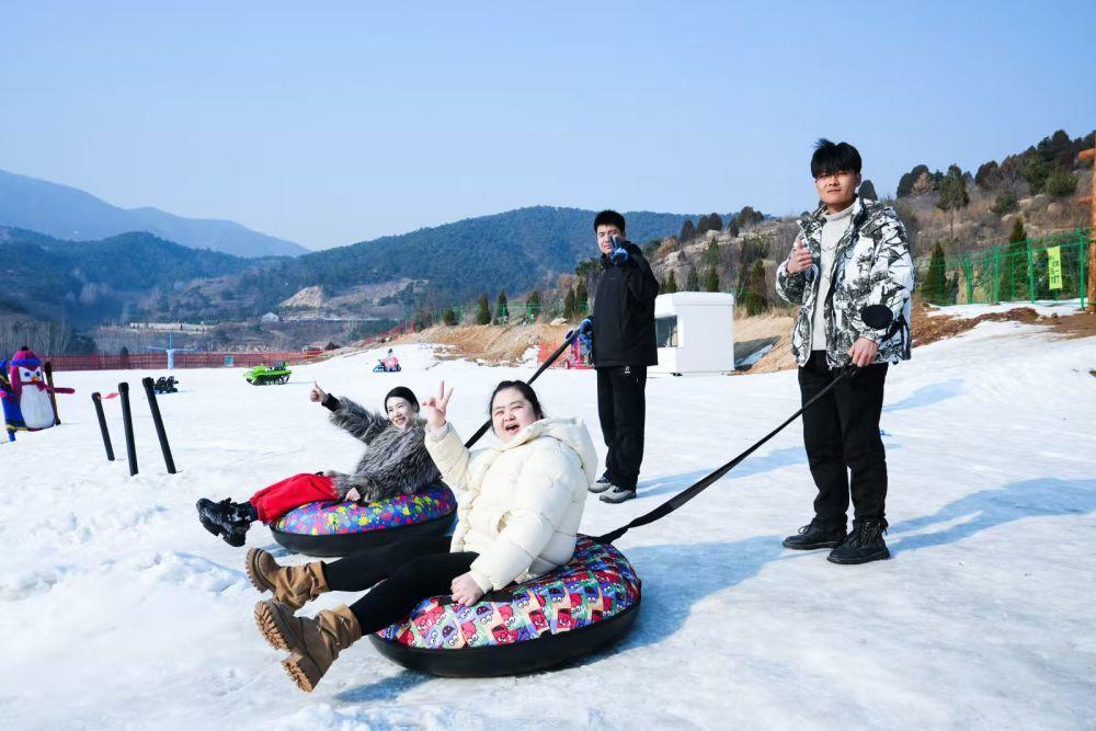 游客在王老村游玩，体验冰雪项目