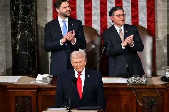 特朗普:不敢相信,民主党都站起来了,佩洛西站起来了吗?