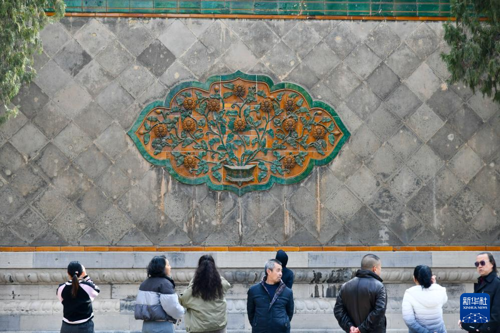 2月24日，人们在山东古建筑博物馆参观万字会旧址济南母院的琉璃影壁。