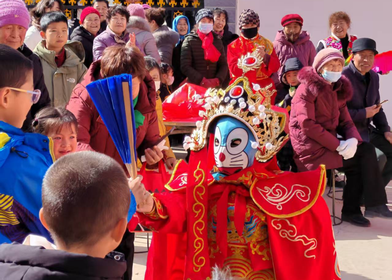 新区社火展演中小朋友表演变脸