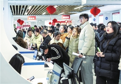 2月25日,求职者在萍乡市“赣就有位来”春风行动招聘会现场了解岗位信息。(全媒体记者 李桂东 摄)