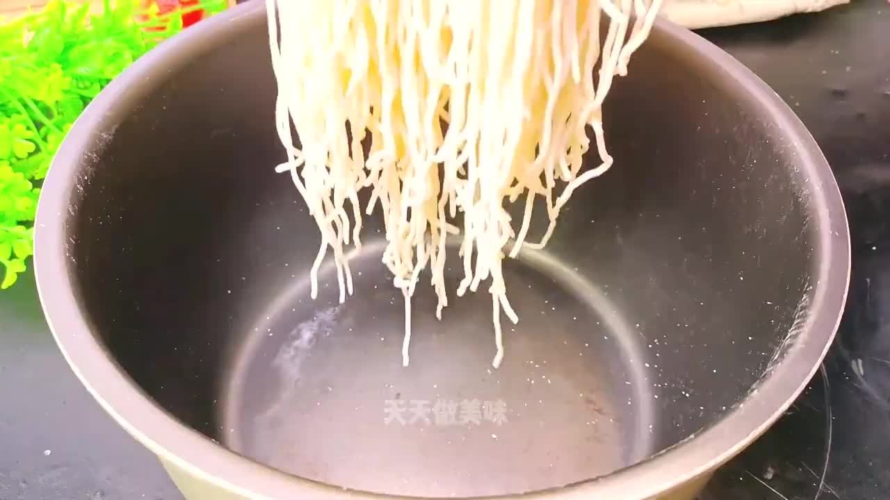 把面条放入电饭锅里，就服这个做法，我家一周吃6次，太香了