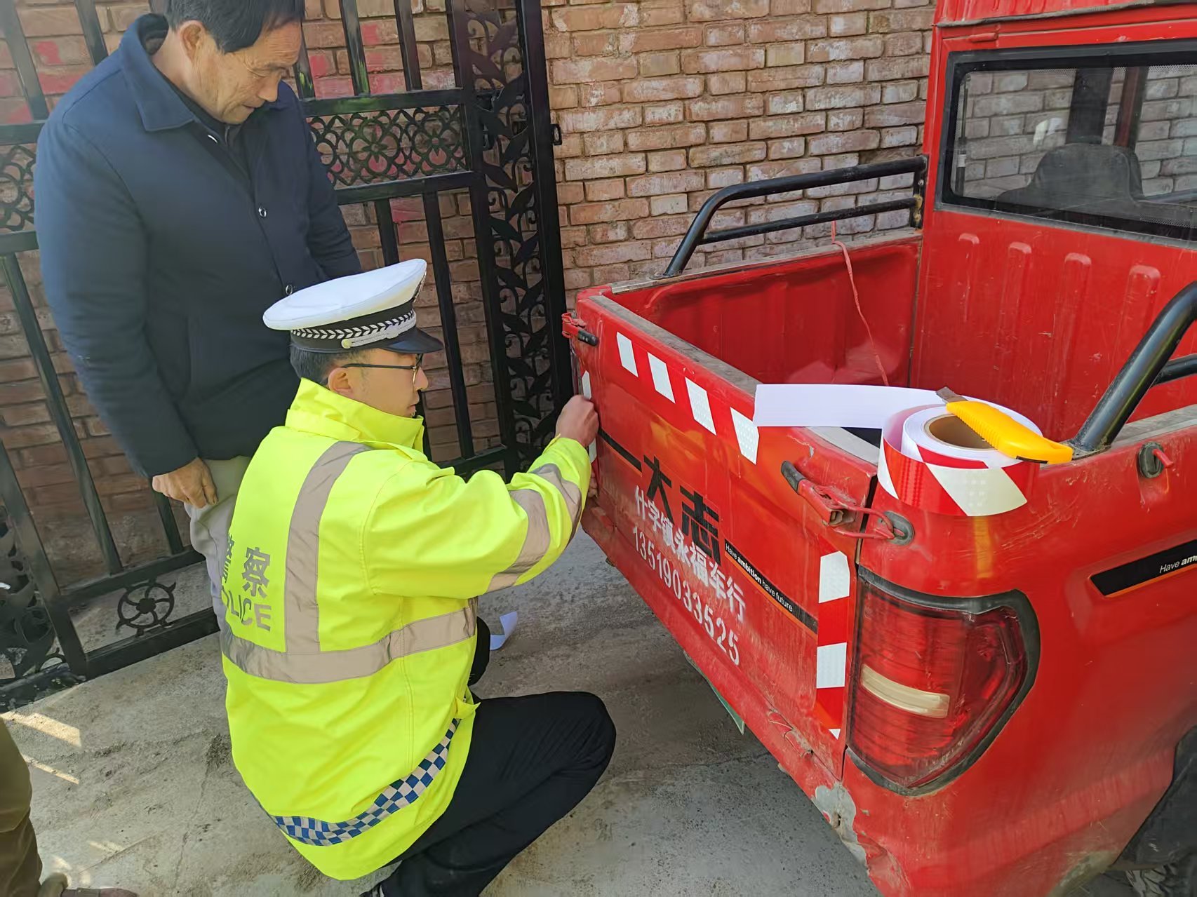 什字镇北沟村为400余户群众电动车免费粘贴了反光标识