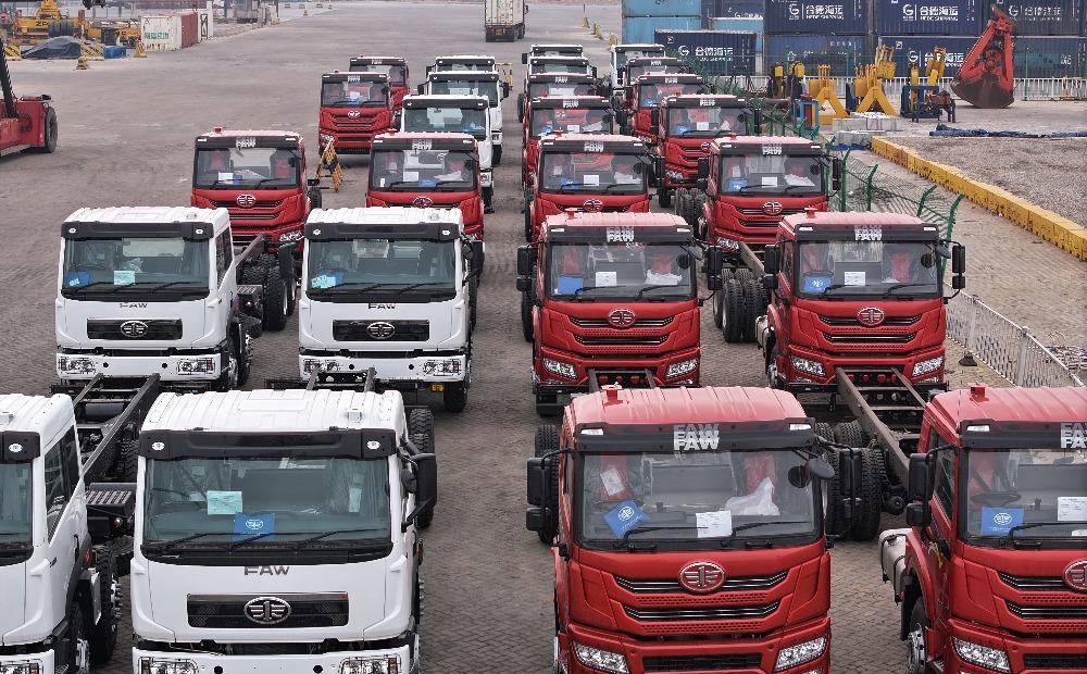 潍坊港柬埔寨航线正式开通 首次批量出口75辆工程车