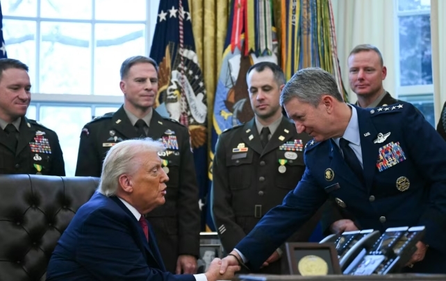 是否对伊动武,他的立场尤其重要,对特朗普说了什么?