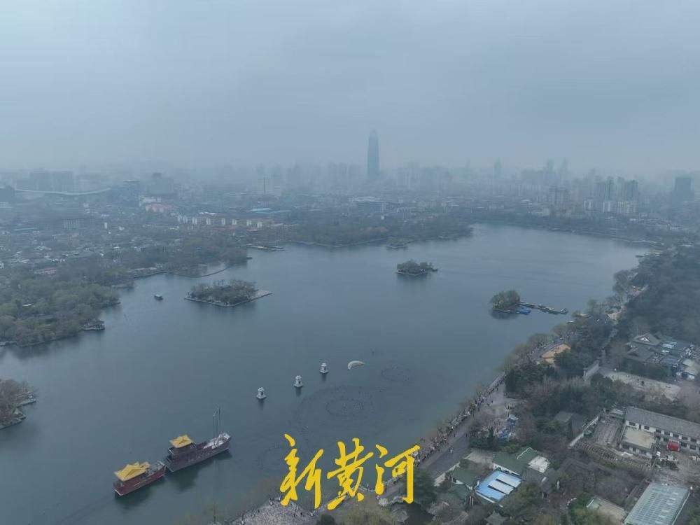 一年四季 泉在济南丨大明湖畔春雾朦胧，宛如写意山水画