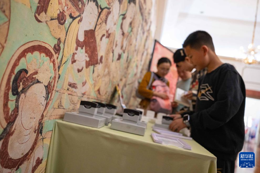 2月20日,市民在敦煌文化周活动上体验套色印章。新华社发(张金加 摄)