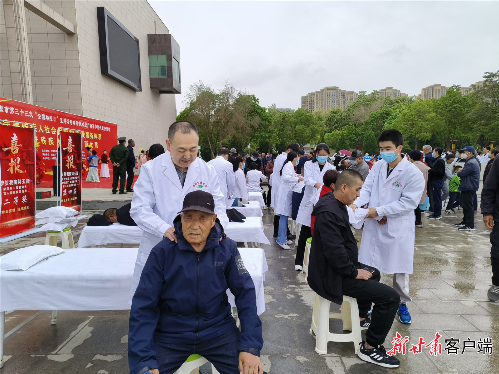 第三十三次全国助残日，马强带领白银鑫马强中医推拿医院医护人员在白银市全民健身广场开展义诊活动。（资料图）