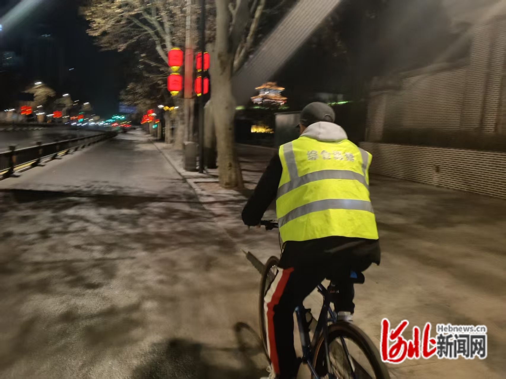 图为邢台一位城管网格员夜间巡查的背影。