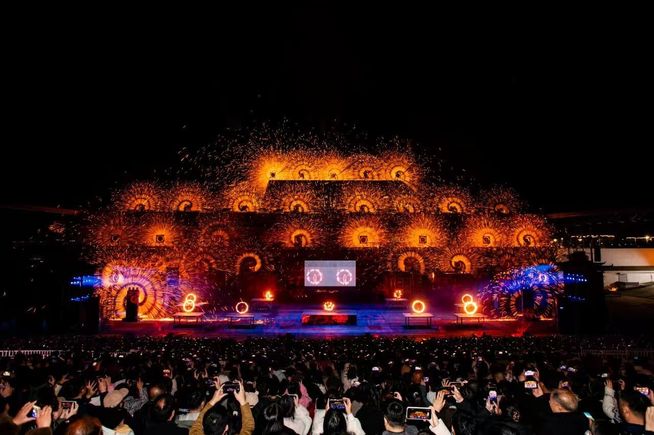 司徒小镇打铁花表演