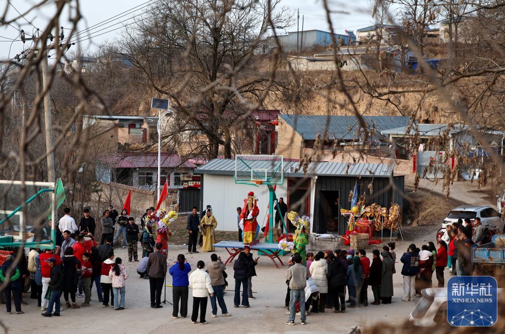 2月21日,在甘肃省静宁县贾河乡侯山村,社火队员在表演。