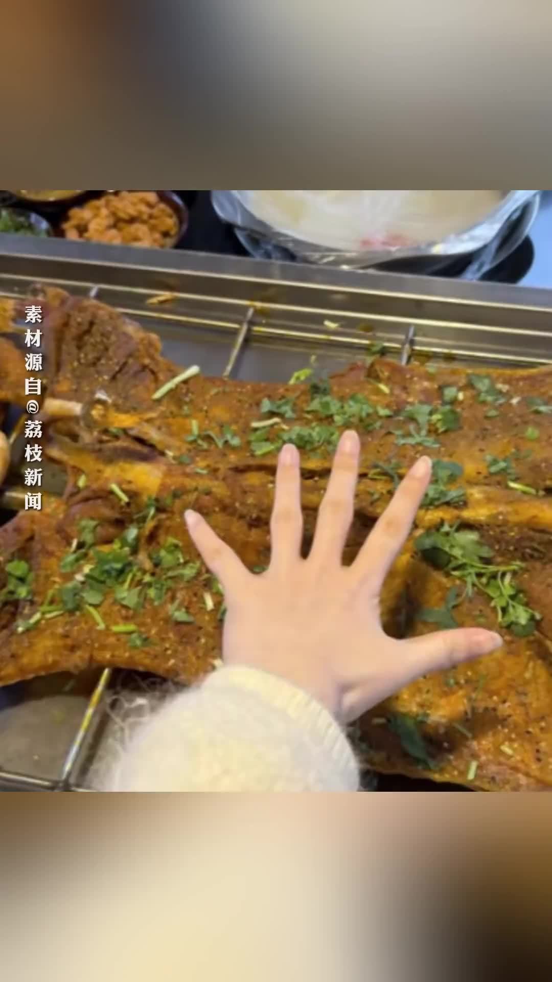 官方通报36斤羊烤完仅剩6.9斤：商家虚增活羊重量，退一赔三