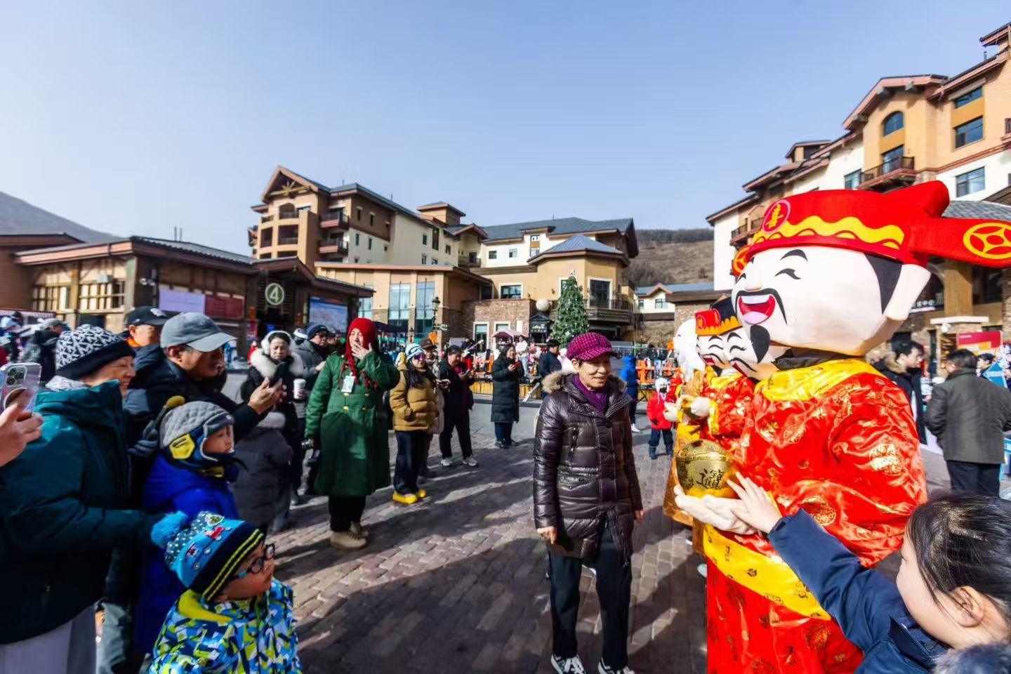 太舞滑雪场非遗文化表演吸引游客围观