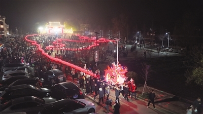 ▲进贤县前坊镇西湖李家板凳龙闹新春。