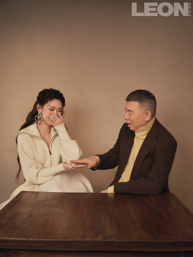 徐朵和冯小刚俏皮互动。