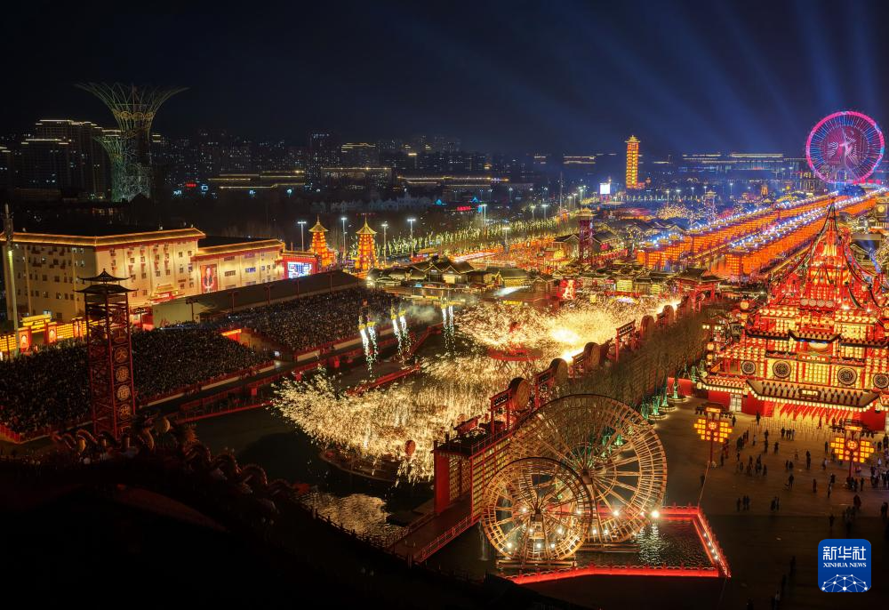 2月20日,民间艺人在河北省唐山市丰南区河头老街为游客表演“打树花”(无人机照片)。