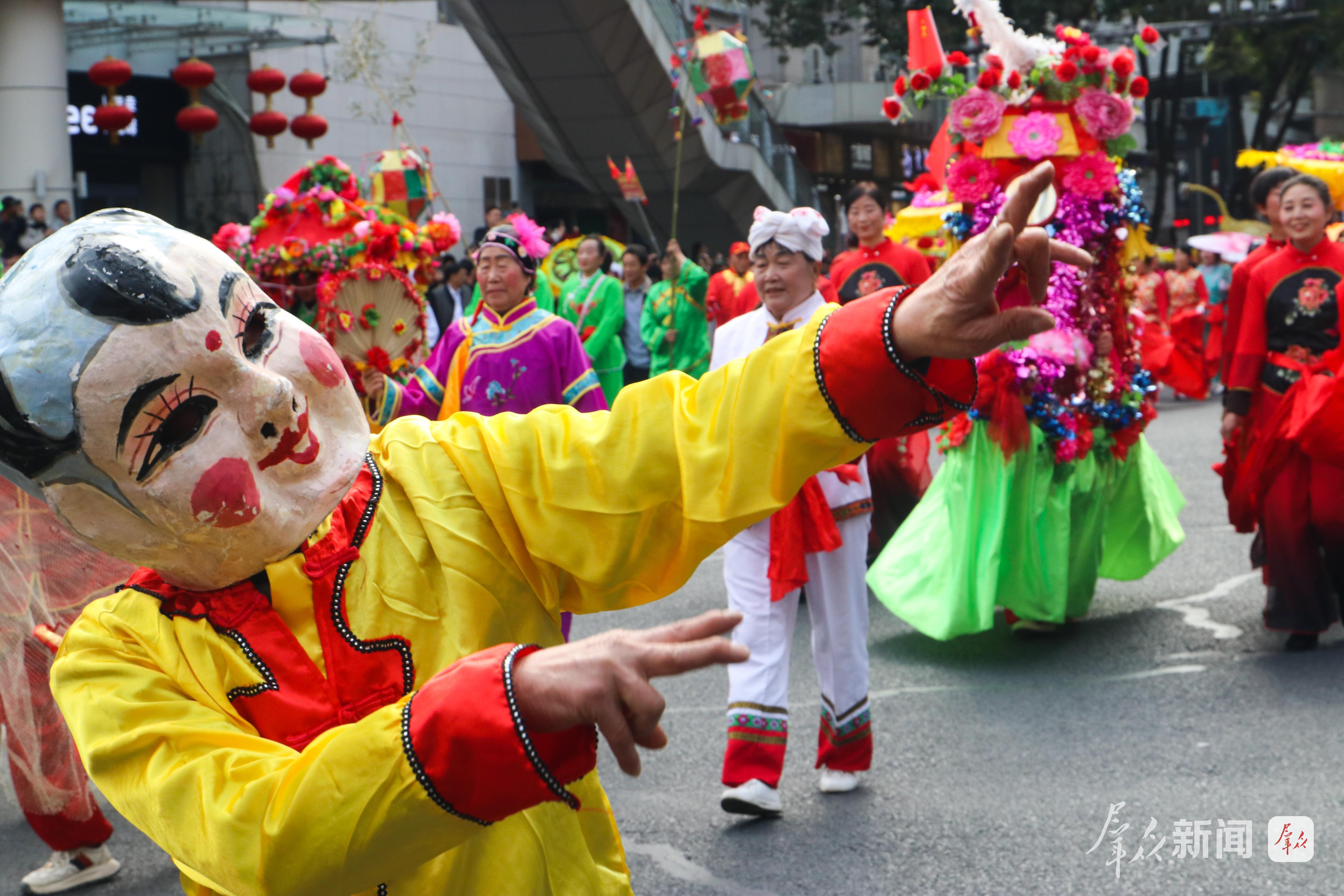 2月27日,演员在社火巡游中表演。