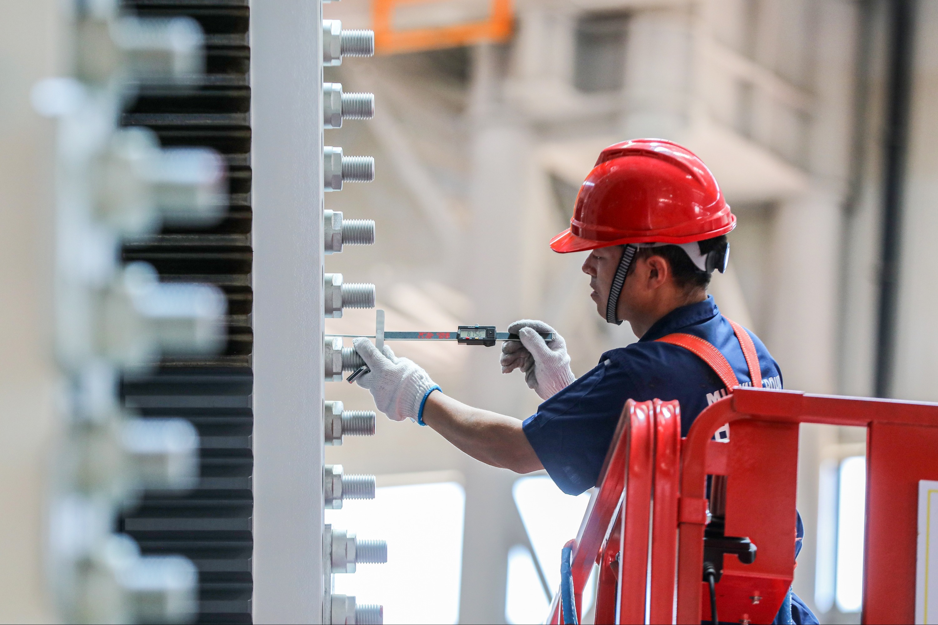 乳山海上风电装备制造基地里，工人正在组装风电主机（郭绪雷摄）