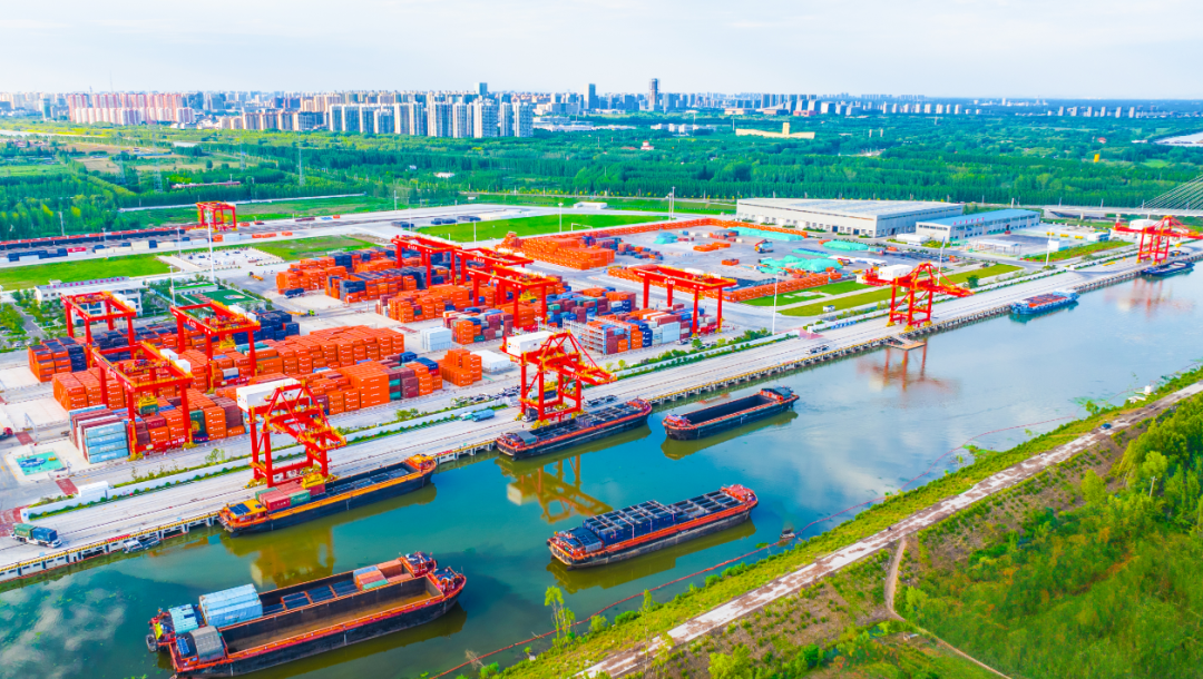 济宁龙拱港搭建起“一站式”服务平台,配备专用散改集自动化设备,2025年集装箱吞吐量突破33.5万标箱,增幅达25%。
