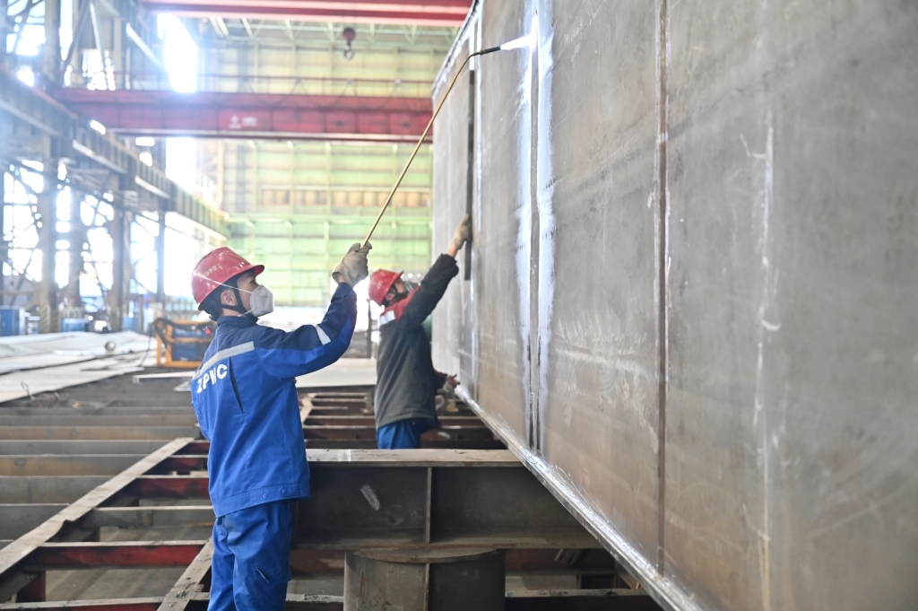 仁帮富正开展火工校正作业。 澎湃新闻记者 张呈君 图