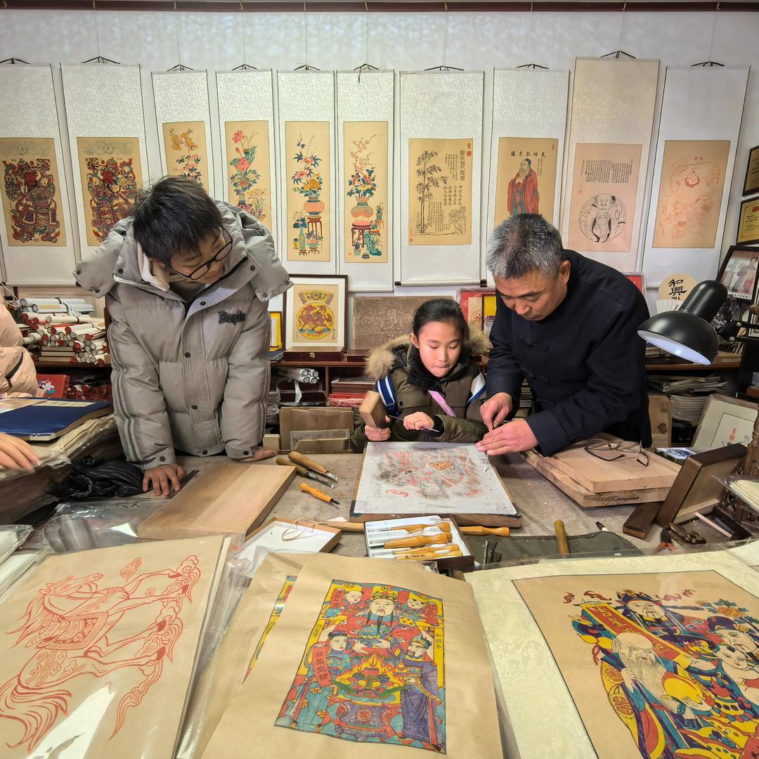 2月2日上午，从北京来的中小学生体验年画印制 图源：大众新闻客户端